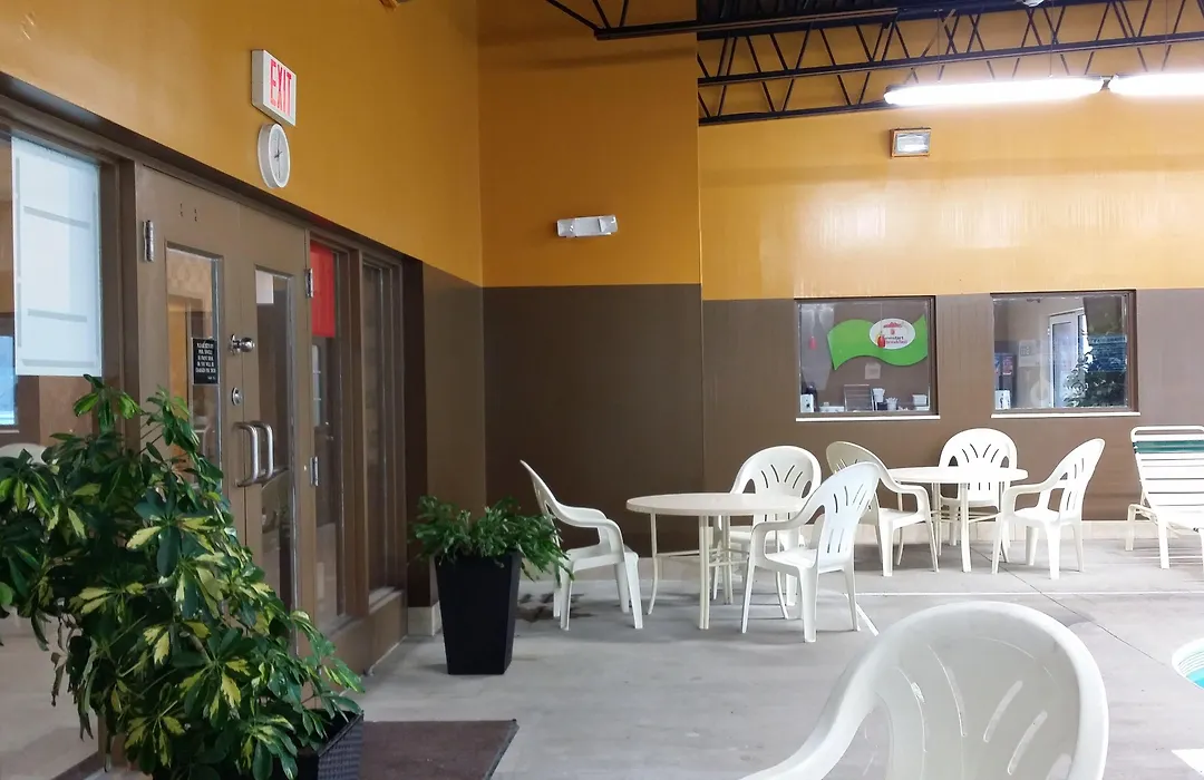 Super 8 By Wyndham Plattsburgh-1